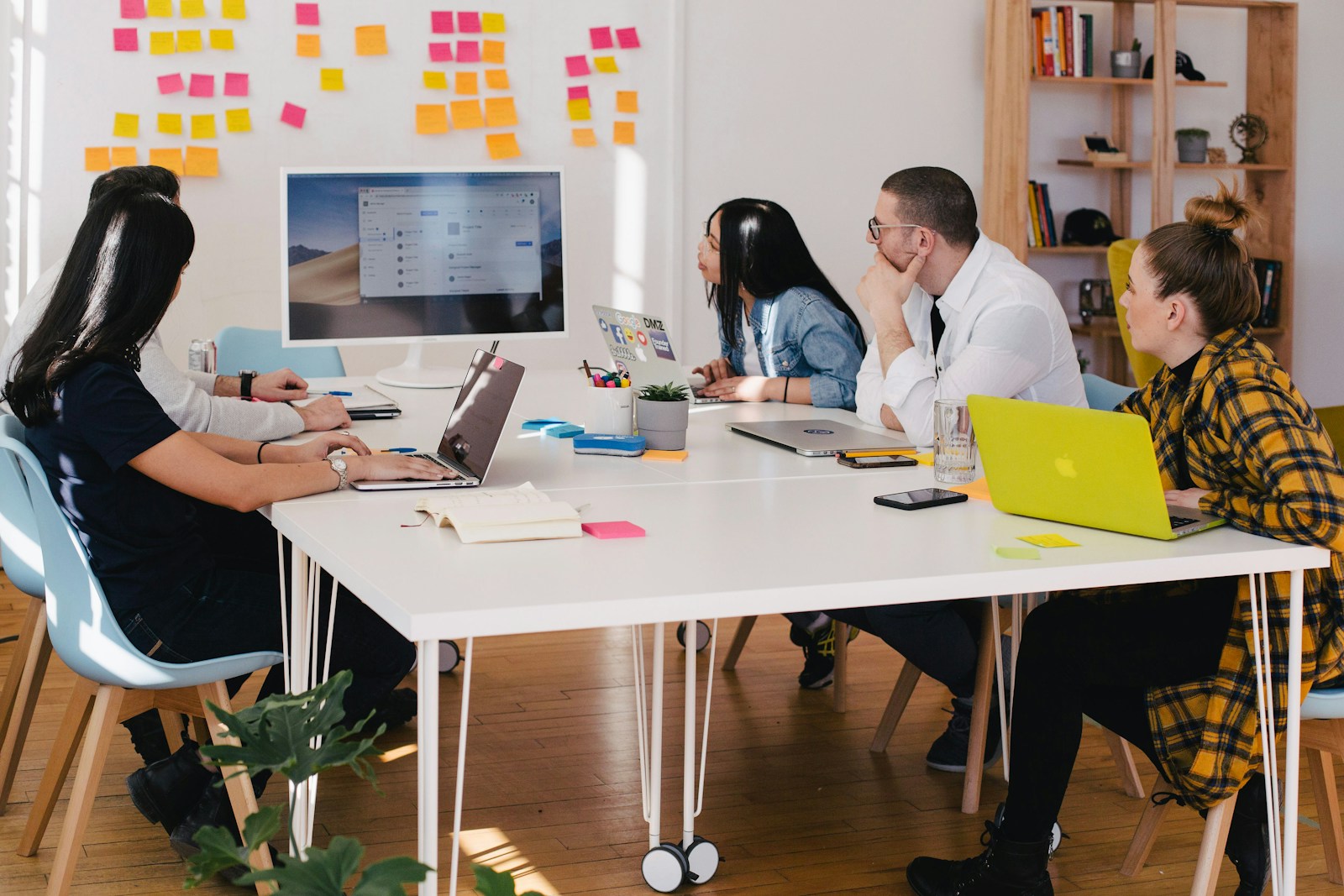 Facilitator guiding a cohort through an AI leadership case discussion